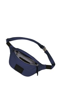 Tamno plavi fanny pack izrađen od tkanine s glatkom teksturom, sadrži džep na patentni zatvarač, oznaku s logotipom i podesivu traku.