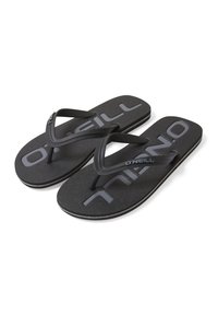 Svarta flip-flops med texturerad fotbädd och svarta gummiremmar. Har en grå logotyp på fotbädden och vit accent på sulan.