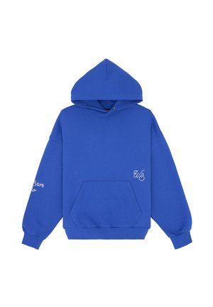 Sweatshirt à capuche bleue en tissu doux, avec une poche avant, des poignets côtelés et des accents brodés blancs sur les manches.