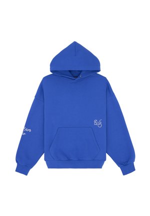 Blauwe hooded sweatshirt van zacht materiaal, met een voorzak, ribbels aan de mouwen en witte geborduurde accenten op de mouwen.