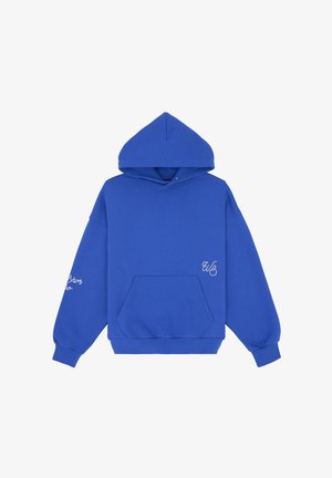 Sweatshirt à capuche bleue en tissu doux, avec une poche avant, des poignets côtelés et des accents brodés blancs sur les manches.