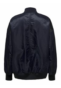 Námořnická bombera s hladkým saténovým povrchem, ribbovaným límcem a manžetami, a uvolněným střihem s mírně elastickým lemem.