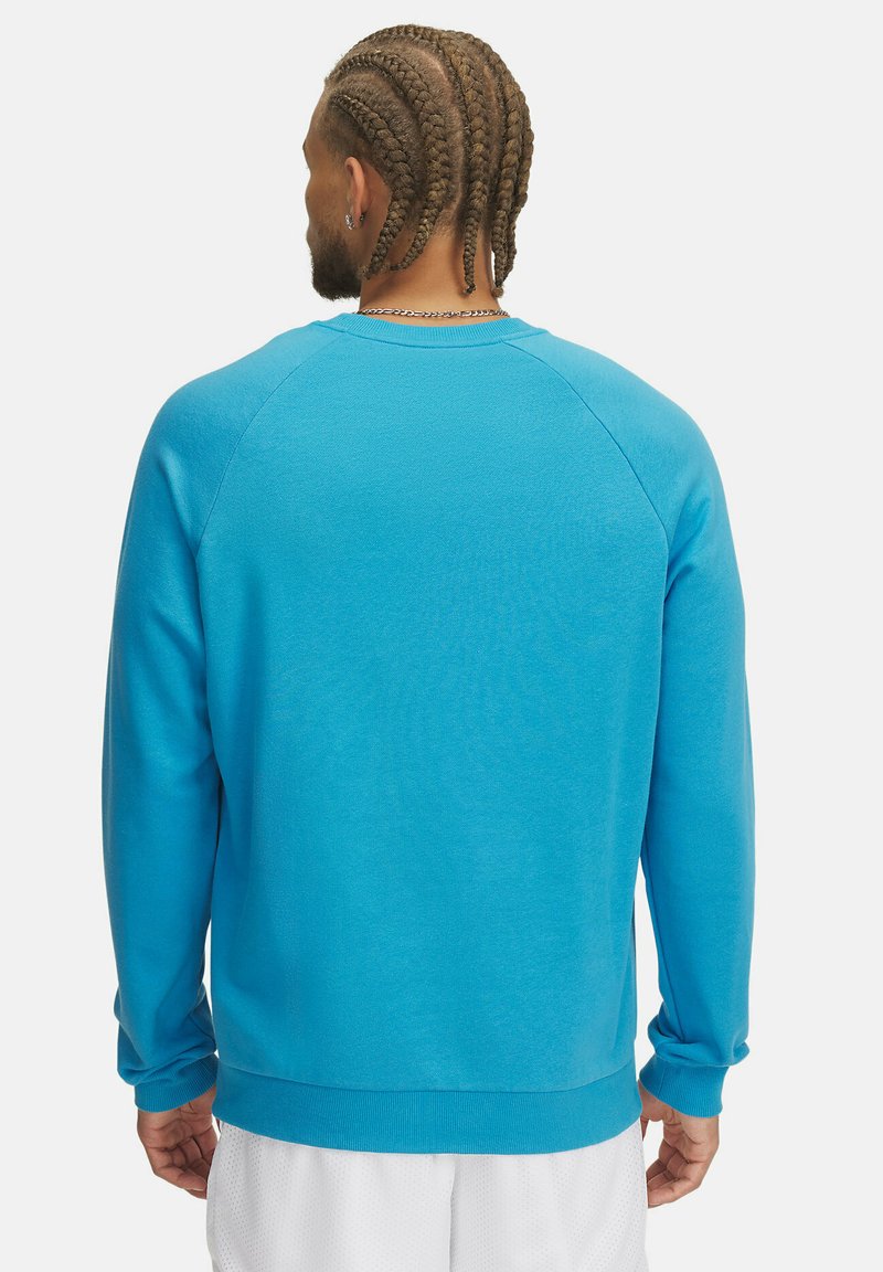 Sudadera turquesa con cuello redondo, mangas largas y puños y dobladillo acanalados. Textura suave, con un color uniforme y sin patrones.