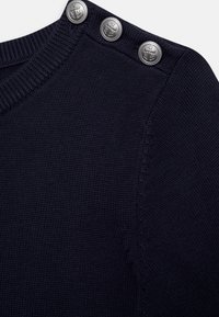 Maglione di cotone blu navy con collo rotondo a coste e tre bottoni argentati decorati con ancore lungo la cucitura della spalla.