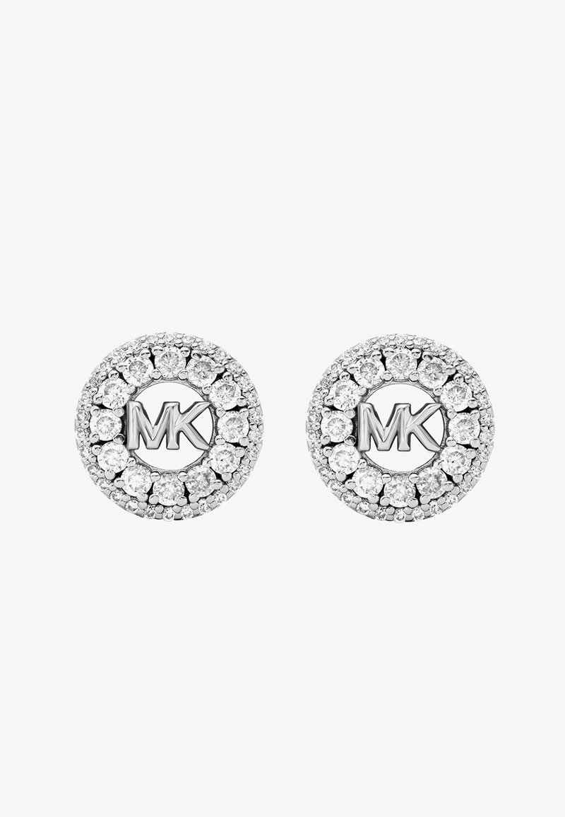 Boucles d'oreilles à clou en argent avec un design circulaire, orné de cristaux transparents, et les lettres "MK" au centre.