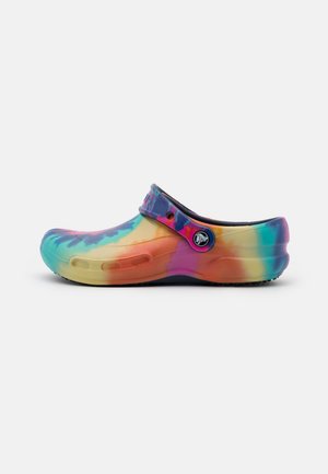 Farverige træsko med et tie-dye mønster i nuancer af blå, pink, gul og grøn. Fremstillet af letvægtsmateriale med ventilationshuller.