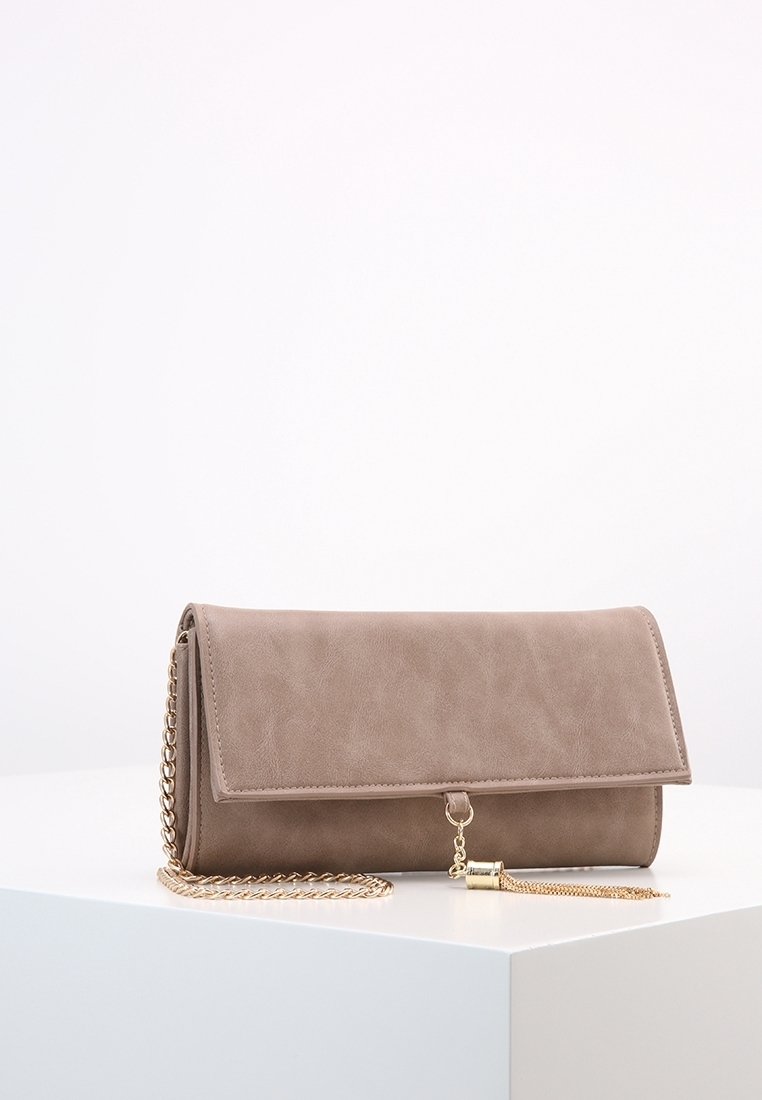 Beige kabelka z faux kůže s přehybem, zlatým řetízkem a detailem v podobě třásně. Hladká textura a minimalistický design.