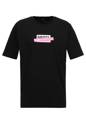 T-shirt noir à manches courtes et col rond avec le logo DIESEL blanc et un rectangle rose superposé sur la poitrine.