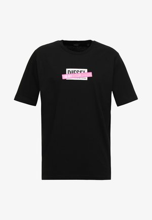 T-shirt noir à manches courtes et col rond avec le logo DIESEL blanc et un rectangle rose superposé sur la poitrine.