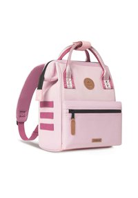 Rosa Stoff-Rucksack mit doppelt genähten Griffen, verstellbaren Trägern, einer vorderen Reißverschlusstasche und einem Markenpatch; mit kontrastierenden strukturierten Akzenten.