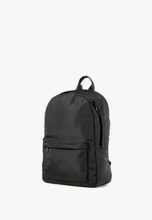 Schwarzer Nylon-Rucksack mit vorderer Reißverschlusstasche, Hauptreißverschlussfach und oberem Tragegriff, auf weißem Hintergrund dargestellt.