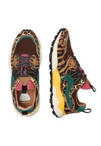 Sneaker multicolori con un design a stampa leopardata, camoscio marrone, accenti verdi, dettagli rosa e una suola in gomma nera texturizzata.