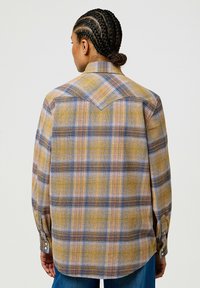 Wrangler LONG SLEEVE LOOSE WESTERN- RELAXED FIT - Blusa - chai tea