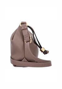 Braune Lederhandtasche mit strukturiertem Oberflächen, goldfarbener Hardware, abnehmbarem Tragegurt und gerafftem Oberteil-Design.