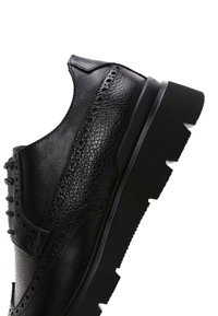 Derimod Derbies & Richelieus - black