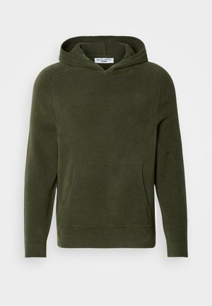 Φούτερ με κουκούλα σε ελιά πράσινο χρώμα με ριμπ υφή, μπροστινή τσέπη και μακριά μανίκια. Απλός σχεδιασμός χωρίς εμφανή γραφικά ή διακοσμητικά στοιχεία.