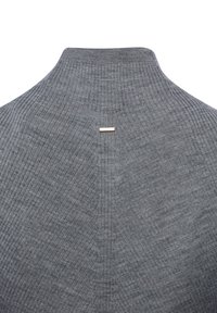Maglione a collo alto grigio a coste con una texture liscia e un piccolo accento metallico sul retro, che mette in risalto il suo design minimalista.