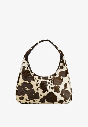 Sac à main avec motif en cuir de vache marron et blanc, forme rectangulaire arrondie et une seule anse.