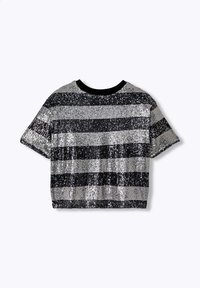 Haut court à manches courtes orné de sequins rayés verticaux noirs et argentés, avec un col rond noir et une surface texturée.