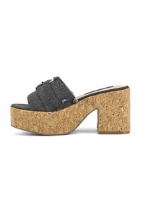 Sandale à glissière en denim gris foncé avec un talon en liège épais. Présente un design à bandes croisées et des accents de couture texturés.
