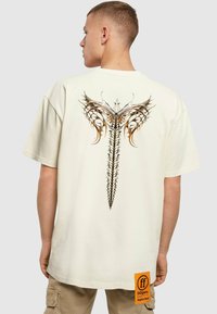 Forgotten Faces - CHROME WINGS - T-Shirt print - sand Thumbnail-Bild 1