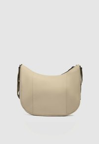 Borsa a tracolla in pelle beige con silhouette curva, texture liscia e chiusura con zip. Caratterizzata da una tracolla regolabile e un design minimalista.