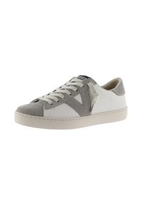 Sneaker basse in pelle bianca con accenti in suede grigio. Presenta una punta testurizzata, lacci piatti bianchi e una suola in gomma cucita.