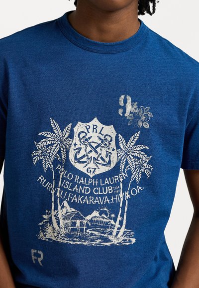 Kék pamut póló, fehér grafikával, pálmafákkal, emblémával és a Polo Ralph Lauren Island Club-ra vonatkozó szöveggel.