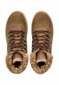 Botas de senderismo de ante marrón con ojales de metal, cordones marrones, forro de lana en el puño y una suela de goma blanca.