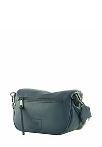 Sac bandoulière en cuir bleu doux avec une poche avant zippée, une sangle réglable et des accents en métal argenté. Dispose d'une finition texturée.