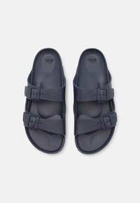 Sandales bleu marine en caoutchouc, dotées de deux sangles ajustables avec boucles, de semelles plates et d'un semelle intérieure texturée pour une meilleure accroche.