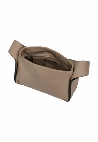 Sacoche en cuir beige avec une texture lisse, une seule poignée supérieure et une poche zippée intérieure. Le design ouvert révèle un intérieur spacieux.