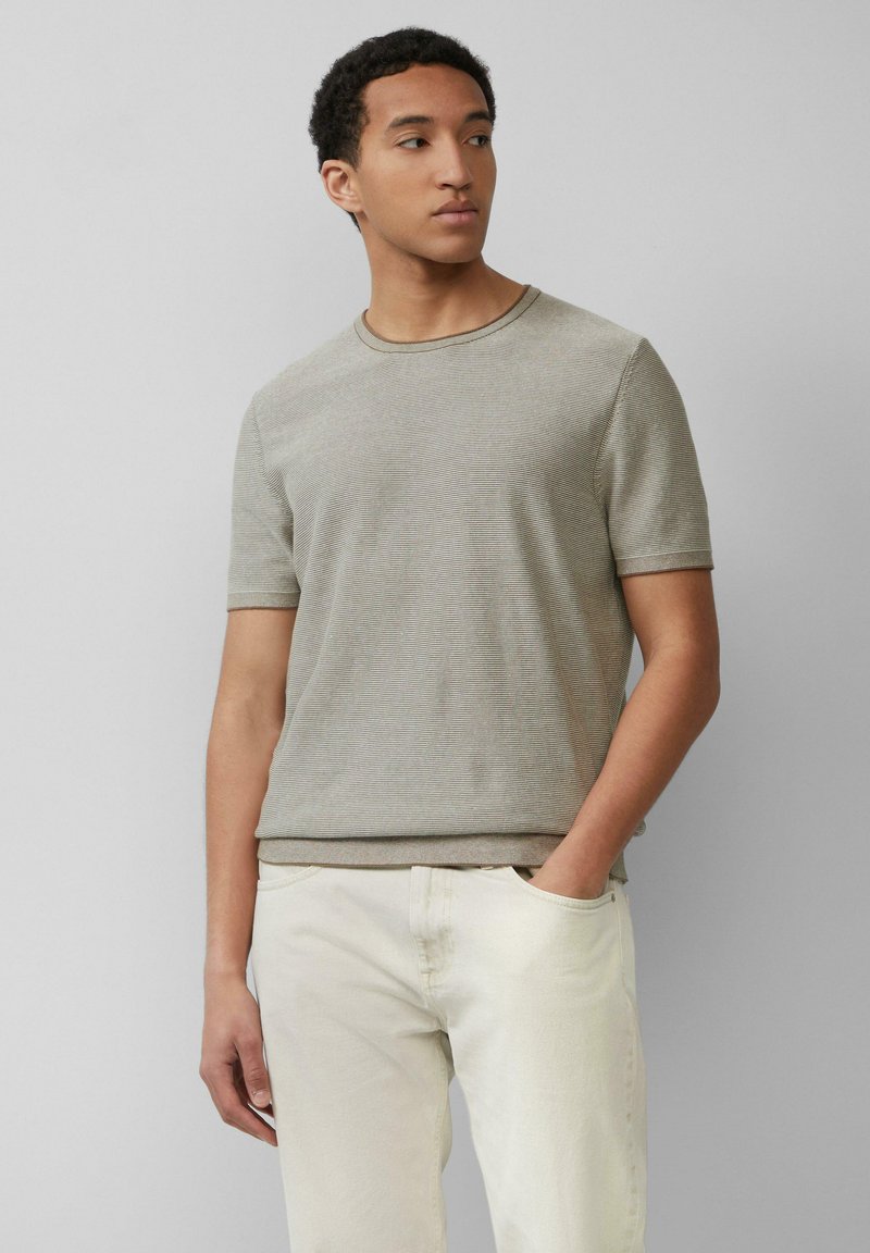 Lichtbruine gestreepte t-shirt met korte mouwen en een ronde halslijn, gecombineerd met crèmekleurige broek. Zachte textuur en relaxed fit.