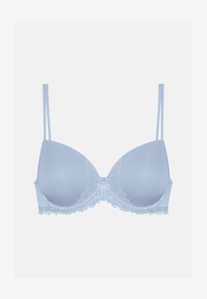 Lichtblauw onderwire bh met een soepele stof, kantafwerking langs de cups, verstelbare banden en een decoratief accent in het midden.