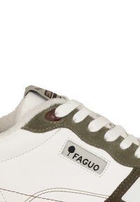 Weiße Sneaker mit Olivgrünem Wildlederakzenten, Schnürverschluss, strukturiertem Gummisohle, Lederoberfläche und einem kleinen Logotag.