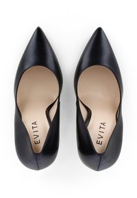 Dei tacchi a punta neri in pelle con lati a taglio, superficie liscia e una soletta beige con il nome del marchio "EVITA".