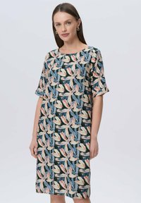 Blumengemustertes, knielanges Kleid mit kurzen Ärmeln. Verfügt über einen dunklen Hintergrund mit bunten Blattdesigns in Pink, Blau und Creme.
