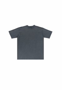 Απλό σκούρο γκρι κοντομάνικο t-shirt με στρογγυλή λαιμόκοψη, τοποθετημένο επίπεδα σε λευκό φόντο.