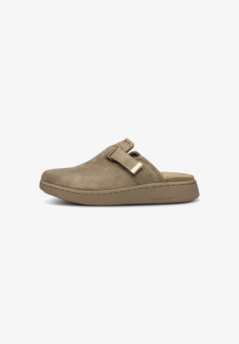 Beige suede klomp met een elastische stoffen band, ronde neus en een getextureerde accent. Beschikt over een lage, gewatteerde zool voor comfort.
