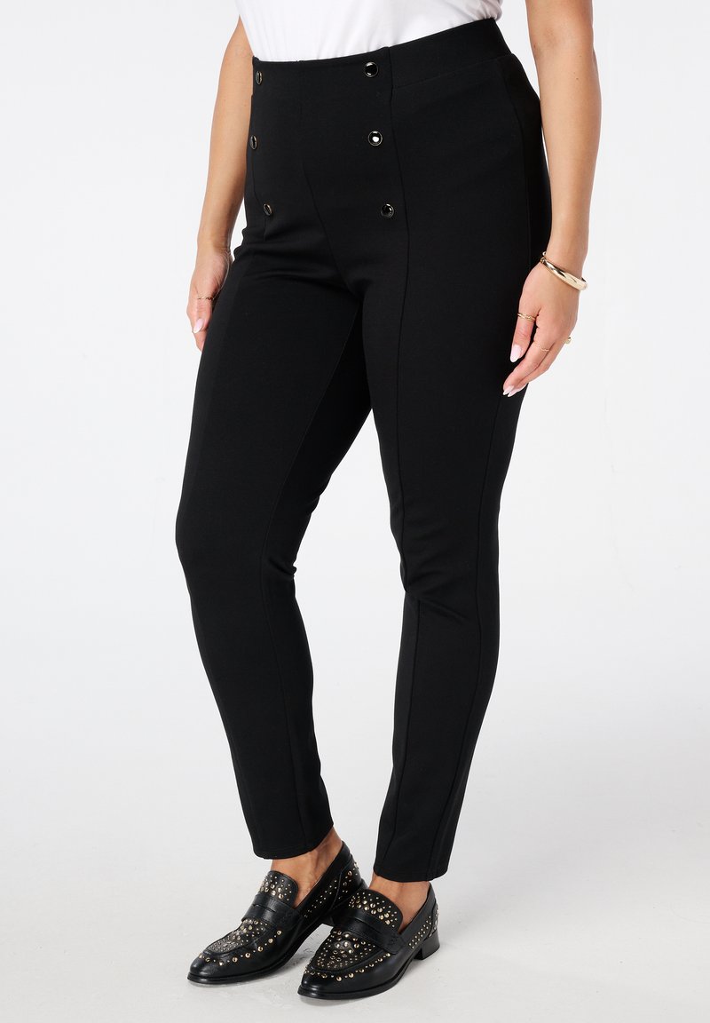 Hoge zwarte broek gemaakt van rekbare stof, met een elegante uitstraling, decoratieve gouden knopen en een slim fit door de benen.