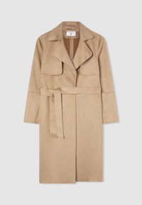 Cappotto trench beige realizzato in morbido materiale simil-suede, con un ampio colletto, vita cintata, due tasche frontali e maniche lunghe.