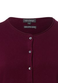 Bordeauxrode cardigan gemaakt van biologisch katoen en kasjmier, met een ronde hals en drie knopen van zilverkleurig materiaal.