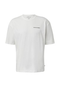 Witte t-shirt met korte mouwen van zachte stof. Voorzien van een zwarte tekstafbeelding "Subscribe to Nature" op de linkerkant van de borst.
