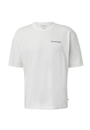 Biała koszulka z krótkim rękawem, wykonana z miękkiego materiału. Zawiera czarny napis graficzny "Subskrybuj Naturę" na lewej części klatki piersiowej.