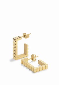 Zelta krāsas metāla auskari ar vi�ļņotu taisnstūra dizainu un podziņu fiksāciju, kas ir ar gludu virsmu un pulētu apdari.