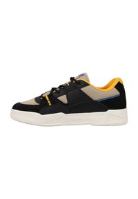 Svarta och beige sneakers med en texturerad design, kontrasterande material, gula detaljer och en vit gummisula. Snörning.