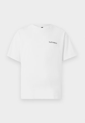 Witte katoenen t-shirt met korte mouwen, voorzien van een zwart tekstlogo "No Problemo" op de linkerborst. Eenvoudig, recht snit ontwerp.