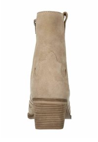 Stivale alla caviglia in suede beige con punta arrotondata, dettagli decorativi a taglio sul retro e tacco impilato con righe orizzontali.