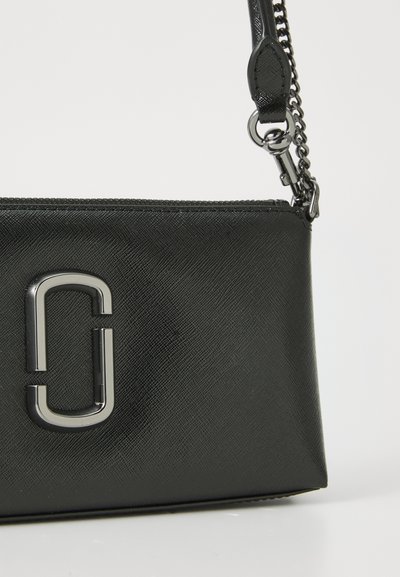 Borsa in pelle sintetica nera con superficie testurizzata, caratterizzata da un logo metallico prominente al centro e una tracolla a catena rimovibile.