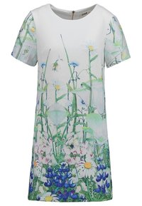 Robe blanche à manches courtes avec un imprimé floral de style aquarelle mettant en scène des marguerites ainsi que des fleurs bleues et roses.